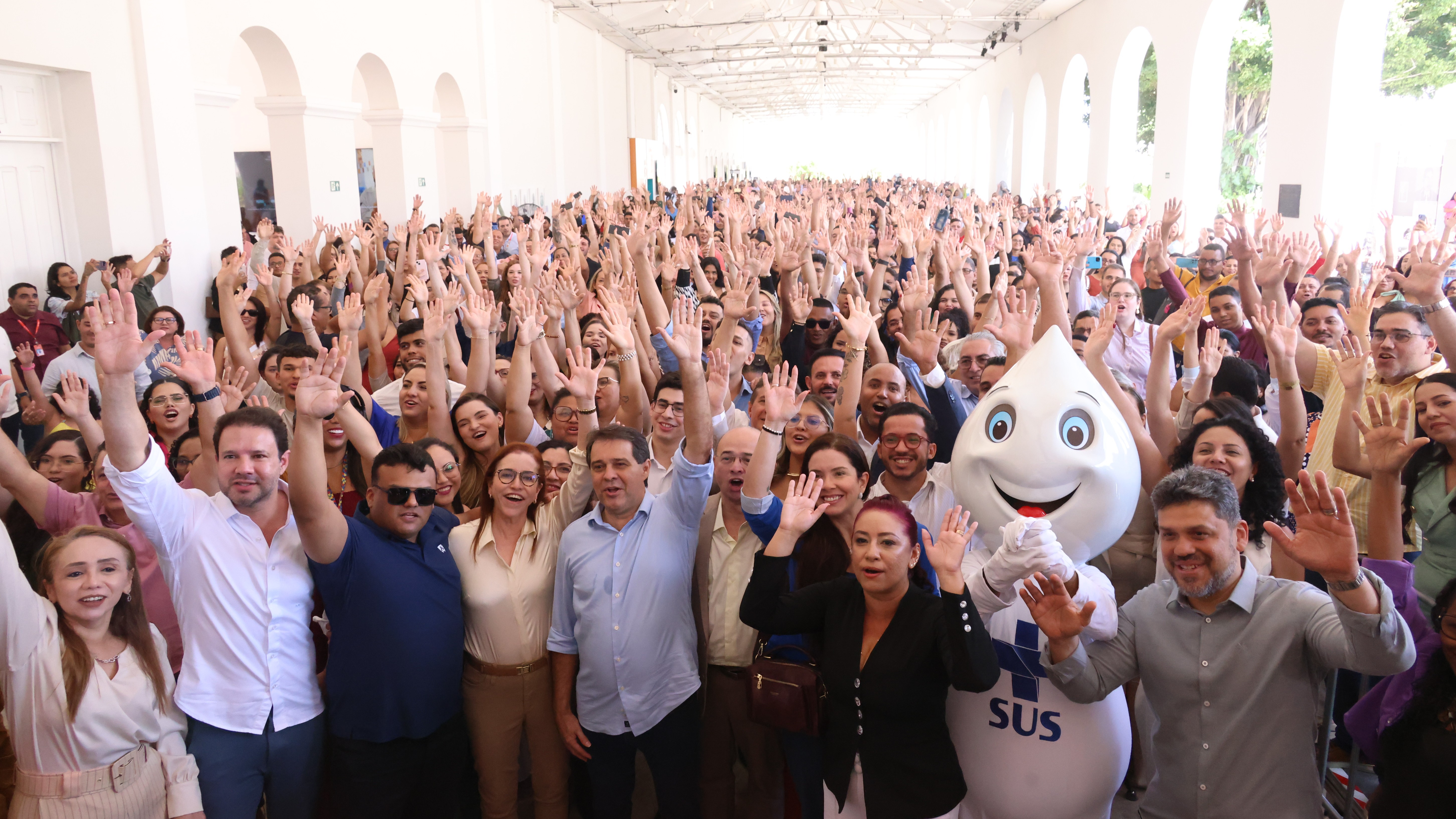 grupo de pessoas posa para a foto